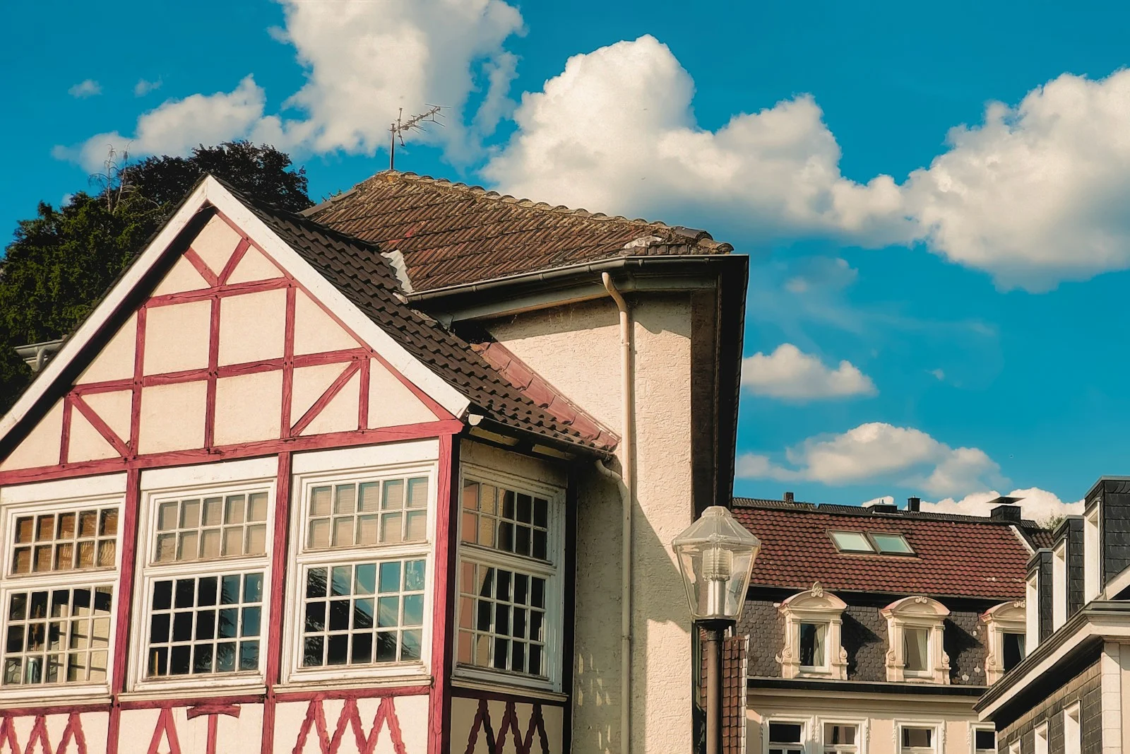 Häuserzeile mit Fachwerk unter blauem Himmel