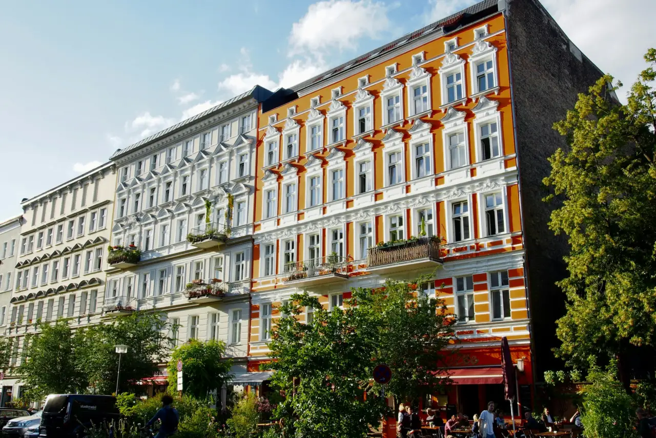 Sanierte Berliner Altbauzeile mit Bäumen – Symbolbild für Mieten und Instandhaltungskosten